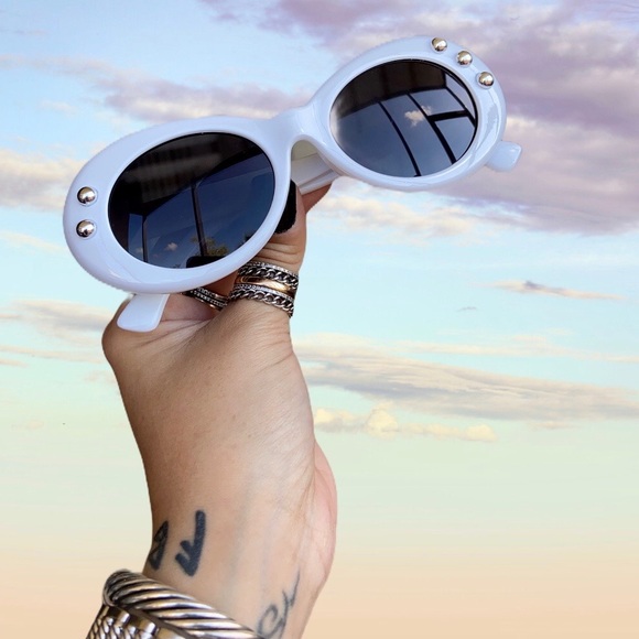 White sunglasses with studs handmade leather pouch - Picture 9 of 14